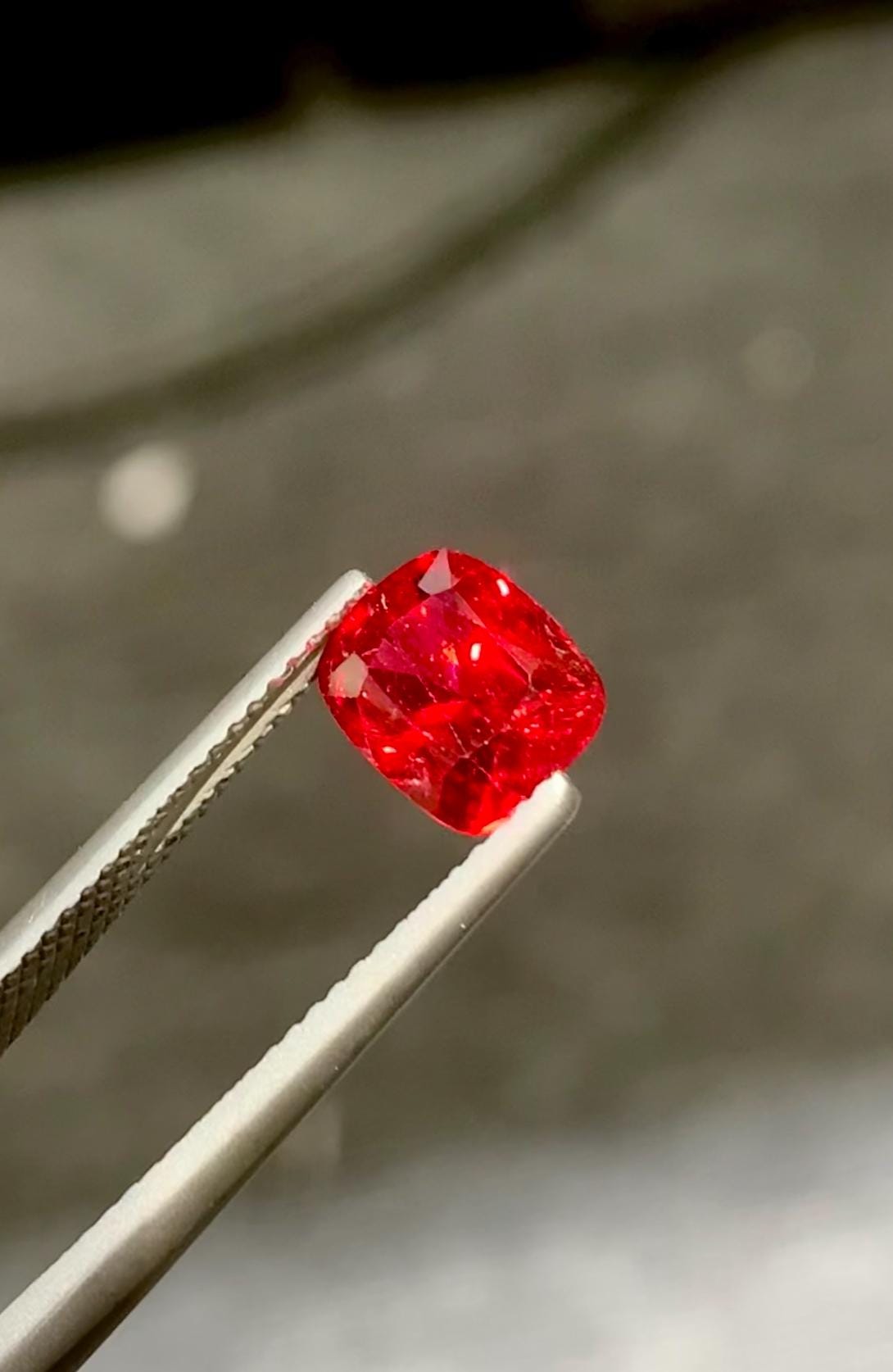 マヘンゲ産レッドスピネル宝石 2.05カラット：クッションカット、高級