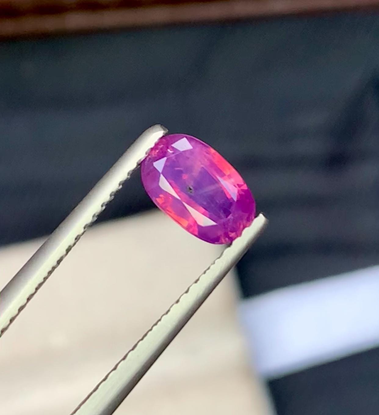 カシミールサファイア宝石：1.5カラットのオーバルカットの紫がかった