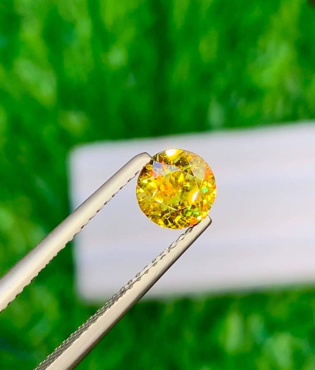 輝くラウンドカットのスフェーン宝石：パキスタン産1.00カラットの