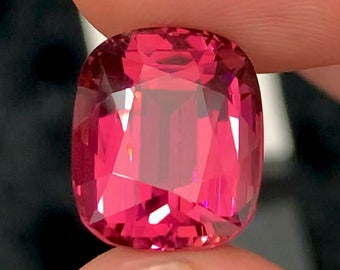 Piedra preciosa de turmalina rosa intenso: 13,50 quilates, talla cojín, origen afgano
