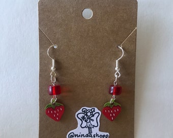 Boucles d’oreilles Dangly Shrinky Dink Strawberry faites à la main