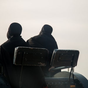Amische Frauen in Iowa Fotografie Druck in einem Pferdewagen Reisen in schwarze Kleidung | Iowa Landwirtschaft | Fine Art Fotografie