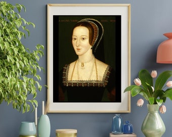 Pode incluir: Um retrato emoldurado de uma mulher vestindo um vestido preto e uma cobertura de cabeça branca. A mulher usa um colar de pérolas e um pingente de ouro com a letra "B". O retrato é intitulado "A Bolling, Wife of Sir William Cecill, Knt."