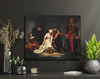 Pode incluir: Uma impressão emoldurada de uma pintura histórica que retrata uma mulher com um vestido branco, de olhos vendados, ajoelhada diante de um bloco de madeira. Várias figuras a cercam, vestidas com roupas de época, com uma atmosfera sombria.