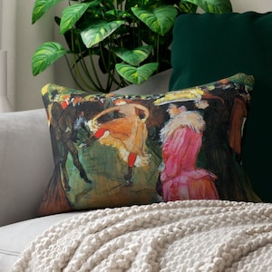 Può includere: Un cuscino decorativo con un dipinto colorato di persone che ballano in una stanza. Il dipinto presenta una donna con un vestito rosso e una donna con un vestito giallo. Il cuscino è fatto di un tessuto morbido e confortevole.