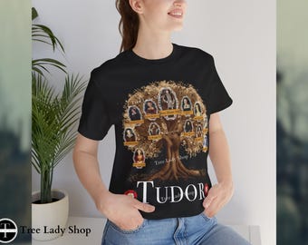 Pode incluir: T-shirt preta com um design de árvore genealógica com retratos de figuras históricas com nomes. A palavra "TUDOR" está em branco. A t-shirt é da "Tree Lady Shop".