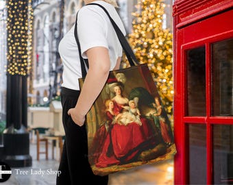 Pode incluir: Bolsa tote com uma pintura clássica de uma família real em trajes vermelhos e brancos. A bolsa tem alças pretas e é carregada por uma pessoa vestindo uma camisa branca e calças pretas. O logotipo da Tree Lady Shop é visível.