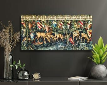 Pode incluir: Uma tapeçaria emoldurada retratando veados em um cenário de floresta, com bandeiras e escudos coloridos. A obra de arte apresenta um design histórico detalhado com texto na parte superior. A tapeçaria é exibida em uma parede cinza escura.