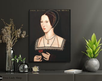 Pode incluir: Retrato de uma mulher, provavelmente histórica, com um fundo escuro. Ela usa um vestido preto com uma gola detalhada, um colar de pérolas e um toucado. Ela segura uma rosa vermelha. O texto "ANNA BOLINA ANG REGINA" está no topo.