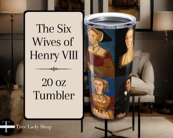 Pode incluir: Um copo de aço inoxidável de 591 ml com retratos das seis esposas de Henrique VIII. O copo tem um design em preto e branco com o texto "The Six Wives of Henry VIII" e "20 oz Tumbler".