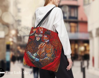 Pode incluir: Uma sacola com uma pintura vibrante com tons de vermelho, laranja e azul. A obra de arte retrata figuras em um ambiente teatral. A sacola tem uma alça preta e as palavras "Tree Lady Shop" estão impressas na parte inferior.