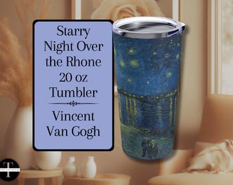 Pode incluir: Um copo de 590 ml com "Noite Estrelada sobre o Ródano" de Van Gogh. O design apresenta um céu noturno azul escuro com estrelas e um reflexo de luzes na água. O copo tem uma tampa prateada.