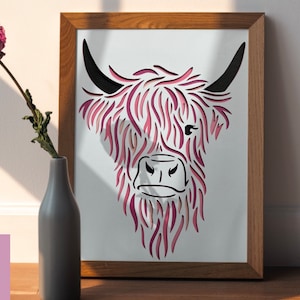 Puede incluir: Una silueta de cabeza de vaca Highland rosa y negra con un dise&ntilde;o detallado y en capas. La imagen est&aacute; enmarcada en un marco de madera natural.