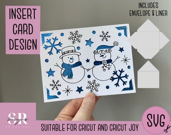 Puede incluir: Una tarjeta blanca con un diseño de muñeco de nieve azul y negro. La tarjeta incluye un sobre y un forro a juego. La tarjeta es adecuada para Cricut y Cricut Joy.