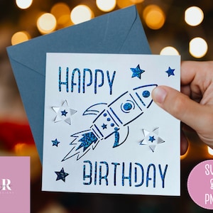 SVG: 'pop-up' Thème Espace Carte d’anniversaire. Couper le fichier. Fabrication de cartes. Carte d’anniversaire de fusée spatiale. Conception de carte d’anniversaire pour garçons.