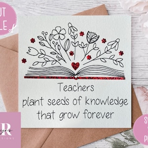 Peut inclure: Une carte blanche avec une bordure rouge paillet&eacute;e et un dessin au trait noir d'un livre ouvert avec des fleurs et un c&oelig;ur rouge. Le texte sur la carte dit "Les enseignants plantent des graines de connaissances qui grandissent pour toujours".