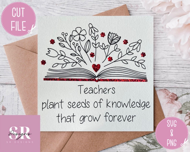 Peut inclure: Une carte blanche avec une bordure rouge paillet&eacute;e et un dessin au trait noir d'un livre ouvert avec des fleurs et un c&oelig;ur rouge. Le texte sur la carte dit "Les enseignants plantent des graines de connaissances qui grandissent pour toujours".