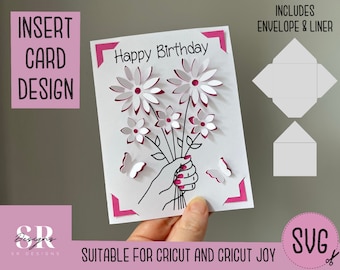 Può includere: Un file di taglio digitale per un biglietto di auguri di compleanno con un mazzo di fiori e farfalle. Il design include una busta e una fodera. Il testo "Buon compleanno" è incluso nel design. Il design è adatto per Cricut e Cricut Joy.