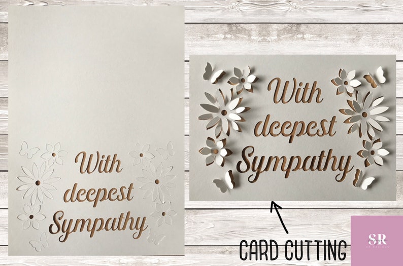 以下が含まれることがあります： 装飾的なフォントで「With deepest sympathy」という文字が切り抜かれた白いカード。カードは、切り抜かれた花と蝶で囲まれています。