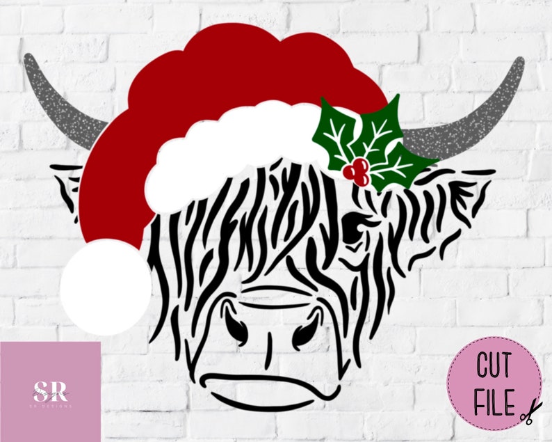 K&ouml;nnte beinhalten: Schwarze und wei&szlig;e Silhouette eines Highland-Rinderkopfes, der einen roten Weihnachtsmann-Hut mit wei&szlig;em Bommel und gr&uuml;nem Ilex mit roten Beeren tr&auml;gt.