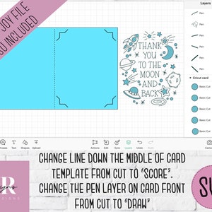 Op de afbeelding: Een blauwe kaarttemplate met een witte rand en een ontwerp van een raket, sterren, planeten en de tekst "Thank you to the moon and back". Het ontwerp bevindt zich aan de rechterkant van de kaart. De kaart bevindt zich op een rasterachtergrond. De tekst "Cricut Joy File Also Included" bevindt zich in een roze banner linksboven in de afbeelding. De tekst "Change line down the middle of card template from cut to 'score'. Change the pen layer on card front from cut to 'draw'" bevindt zich onder de kaart. De tekst "SVG" bevindt zich in een roze cirkel rechtsonder in de afbeelding.