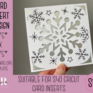 Pode incluir: Um design de inserção de cartão branco com um floco de neve com contorno preto. A inserção de cartão mede 4,75 polegadas por 4,75 polegadas e é adequada para uma máquina Cricut S40. O design inclui o texto "SVG".