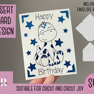 SVG: Verjaardag dinosaurus insert kaart. Cricut Vreugde vriendelijk. Teken en knip kaartontwerp. Envelop sjabloon inbegrepen. Cricut Joy Verjaardagskaart SVG