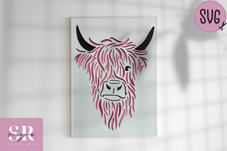 Puede incluir: Un archivo de corte digital de una cabeza de vaca Highland con pelaje degradado rosa y morado. El archivo est&aacute; en formato SVG, adecuado para proyectos de manualidades.
