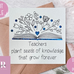 Peut inclure: Une carte blanche avec des accents de paillettes noires et bleues. La carte pr&eacute;sente un dessin au trait noir d'un livre ouvert avec des fleurs et un c&oelig;ur bleu. Le texte sur la carte dit "Les enseignants plantent des graines de connaissances qui grandissent pour toujours".