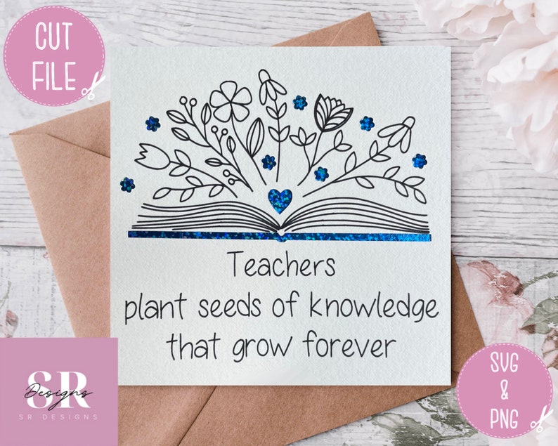 Peut inclure: Une carte blanche avec des accents de paillettes noires et bleues. La carte pr&eacute;sente un dessin au trait noir d'un livre ouvert avec des fleurs et un c&oelig;ur bleu. Le texte sur la carte dit "Les enseignants plantent des graines de connaissances qui grandissent pour toujours".