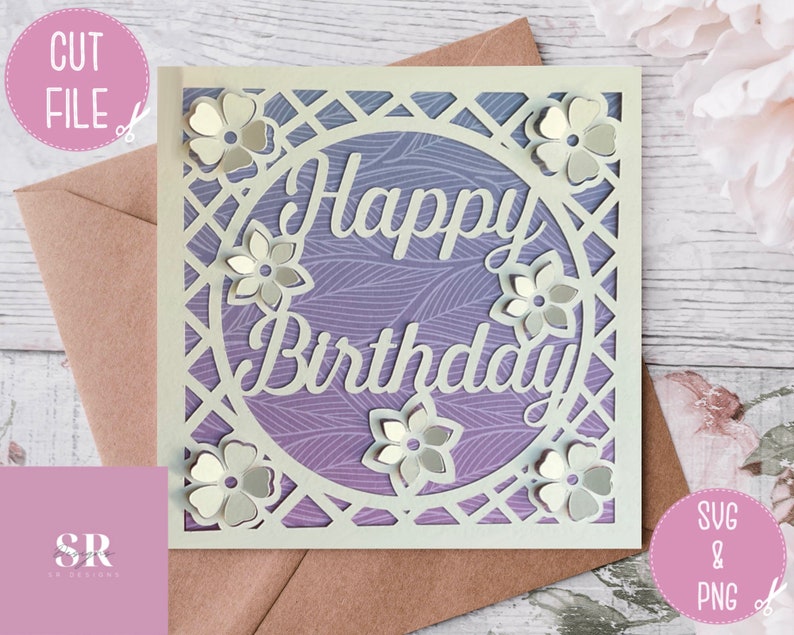 Op de afbeelding: Een witte kaart met een paarse en witte gepatroneerde achtergrond. De kaart heeft een cirkel uitgesneden met de woorden "Happy Birthday" erin. De cirkel is omgeven door een wit tralieontwerp en witte bloemen.