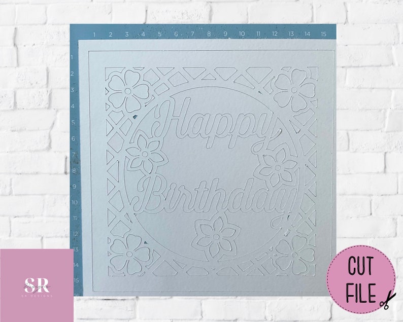 Op de afbeelding: Een digitaal snijbestand voor een Happy Birthday kaart met een decoratieve rand van bloemen en een cirkel met de tekst "Happy Birthday" erin. Het bestand is bedoeld voor gebruik met een snijmachine.