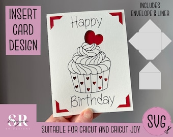 Può includere: Un file di taglio digitale per un biglietto di auguri di compleanno con un design a cupcake. Il biglietto include un cuore rosso, le parole "Buon compleanno" e una busta e una fodera rosse.