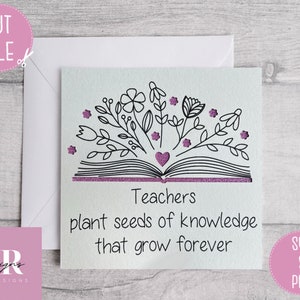 Peut inclure: Une carte blanche avec une illustration en noir et blanc d'un livre ouvert avec des fleurs qui en sortent. Le texte "Teachers plant seeds of knowledge that grow forever" est imprim&eacute; sous l'illustration.