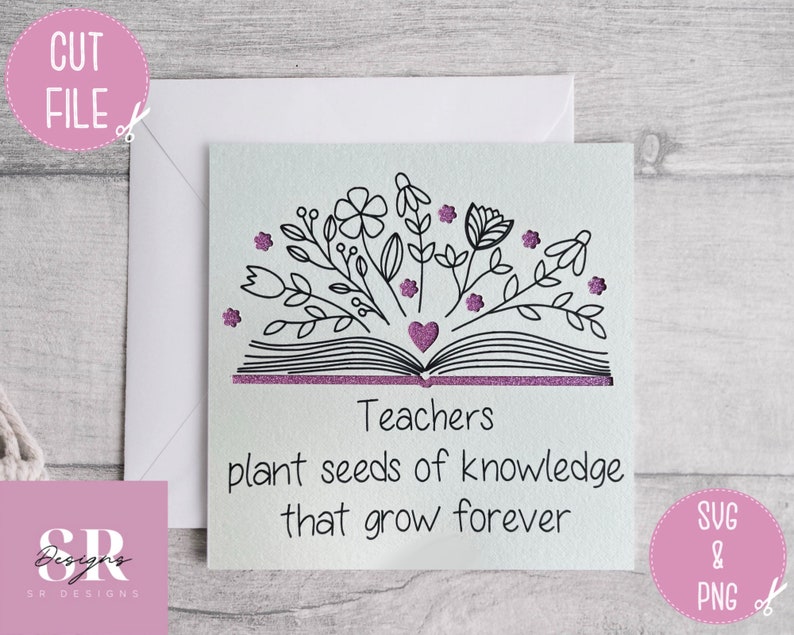 Peut inclure: Une carte blanche avec une illustration en noir et blanc d'un livre ouvert avec des fleurs qui en sortent. Le texte "Teachers plant seeds of knowledge that grow forever" est imprim&eacute; sous l'illustration.