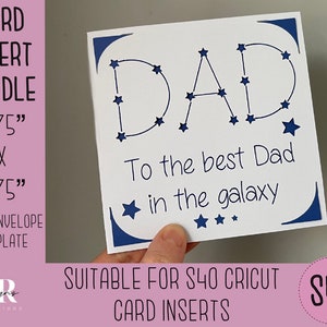 Può includere: Un biglietto bianco con un design di costellazione blu che compone la parola "DAD" e il testo "To the best Dad in the galaxy". Il biglietto misura 4,75 pollici per 4,75 pollici ed è adatto per l'uso con una Cricut S40.