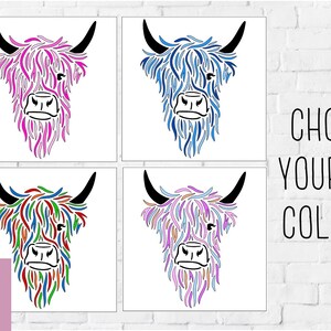 Puede incluir: Cuatro variaciones de color diferentes de una silueta de cabeza de vaca Highland. El pelaje de la vaca est&aacute; formado por l&iacute;neas estilizadas. Los colores son rosa, azul, verde y morado.