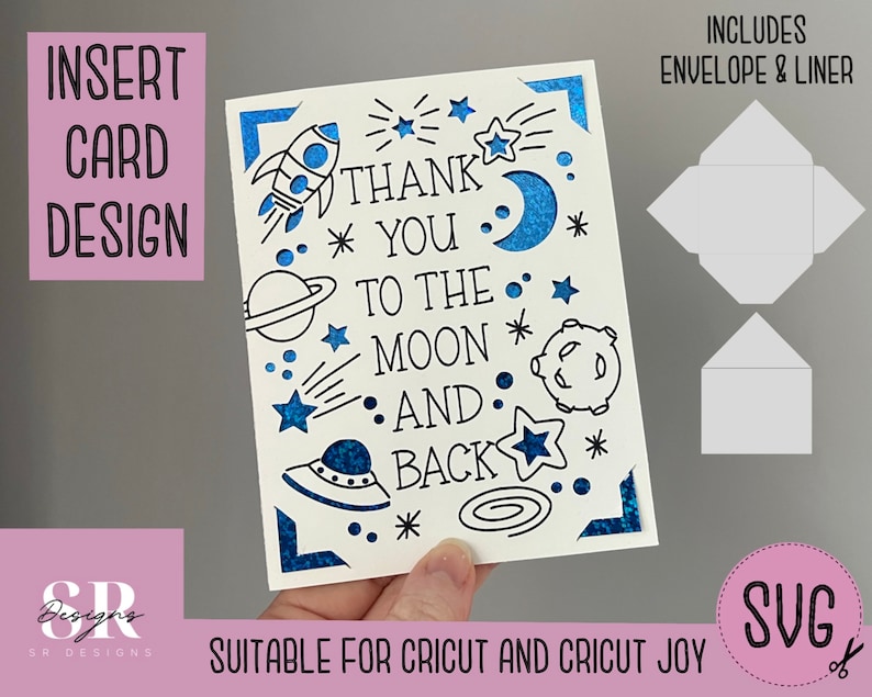 Op de afbeelding: Een witte kaart met een blauw glitterontwerp met een raket, sterren, planeten en de tekst "Thank You To The Moon And Back". De kaart is geschikt voor Cricut en Cricut Joy.
