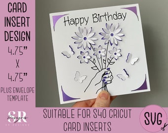 Può includere: Un biglietto bianco con un bordo viola e il testo "Happy Birthday" in nero. Il biglietto presenta un bouquet di fiori bianchi con centri viola e farfalle. Il biglietto misura 4,75 pollici per 4,75 pollici.