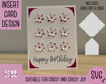 Può includere: Un biglietto bianco con un bordo rosa e il testo "Happy Birthday" in scrittura corsiva nera. Il biglietto ha nove fiori di carta bianca con centri rosa. Il biglietto è adatto per Cricut e Cricut Joy. L'immagine mostra anche una busta e una fodera bianche.