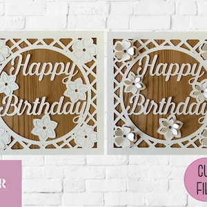 Op de afbeelding: Witte kaart met een uitgesneden ontwerp met een cirkel met de woorden "Happy Birthday" erin. De cirkel is omgeven door een traliewerkontwerp en bloemen.