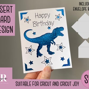 SVG: Dinosaurus Verjaardag insert kaart. Cricut Vreugde vriendelijk. Teken en knip kaartontwerp. Envelop sjabloon inbegrepen. Cricut Joy Verjaardagskaart SVG