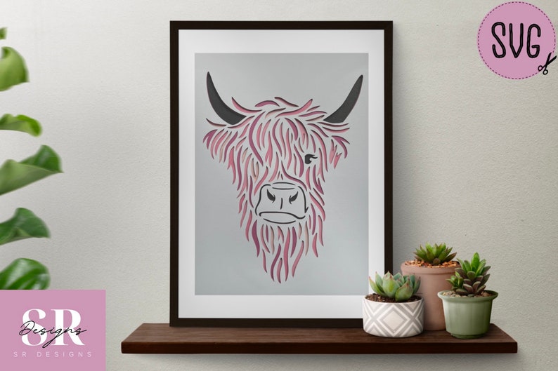 Puede incluir: Una ilustraci&oacute;n enmarcada de una vaca de las Tierras Altas con un degradado rosa y morado. La cabeza de la vaca est&aacute; mirando hacia adelante con los cuernos apuntando hacia arriba. El fondo es gris claro.