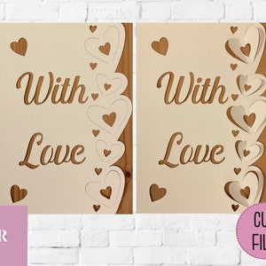 Pu&ograve; includere: Due carte beige con il testo "With Love" in un carattere decorativo. Ogni carta ha un bordo di ritagli di carta bianca a forma di cuori.