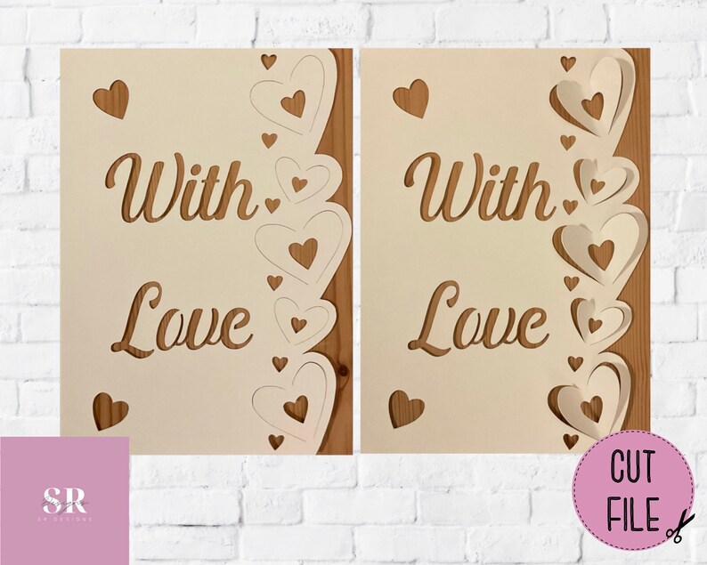 Pu&ograve; includere: Due carte beige con il testo "With Love" in un carattere decorativo. Ogni carta ha un bordo di ritagli di carta bianca a forma di cuori.