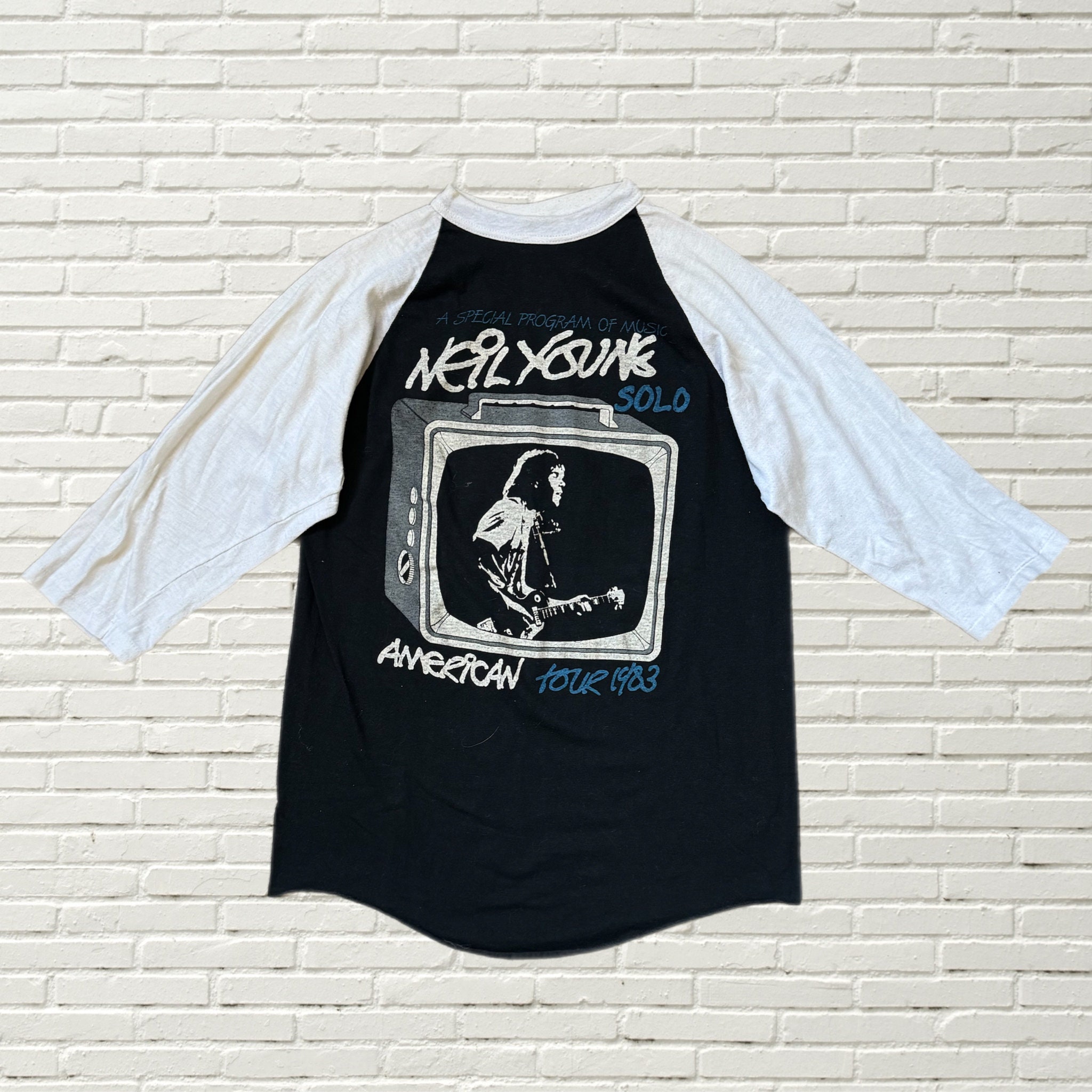 bootleggers neil young ラグラン　ロンT Vintage 80s 1983 Neil Young Concert Tour T Shirt - Front and Back