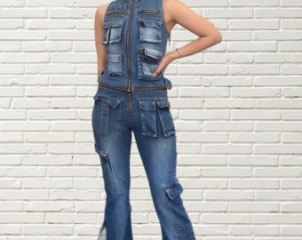 Könnte beinhalten: Ein blauer Jeans-Overall mit einer Reißverschluss-Weste und mehreren Taschen. Der Overall hat einen weiten Beinstil.