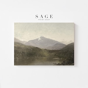 Könnte beinhalten: Landschaftskunst-Druck mit einer Bergkette, einem See und einem Wald in gedämpften Tönen. Der Druck hat eine Vintage-Ästhetik. Der Text "SAGE PRINT SHOP" steht oben. Geeignet für die Inneneinrichtung.