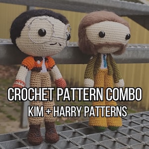 Könnte beinhalten: Zwei gehäkelte Puppen, eine mit Brille und orangefarbener Jacke, die andere mit braunem Bart und grüner Jacke. Sie stehen auf einem Metallgitter. Der Text auf dem Bild lautet "CROCHET PATTERN COMBO KIM + HARRY PATTERNS."