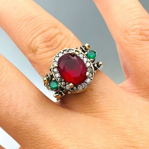 Zwei in einem Eins Ring, Ottomane Stil Oval geschnitten Rot Rubin und Grün Smaragd 2-Band Frauenring, außergewöhnlicher Ring, Geschenk für sie